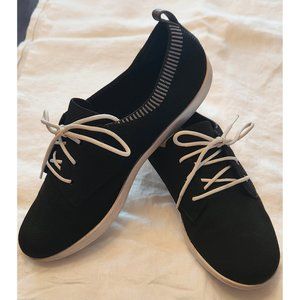 Black tennis sneaker with white laces – 9W